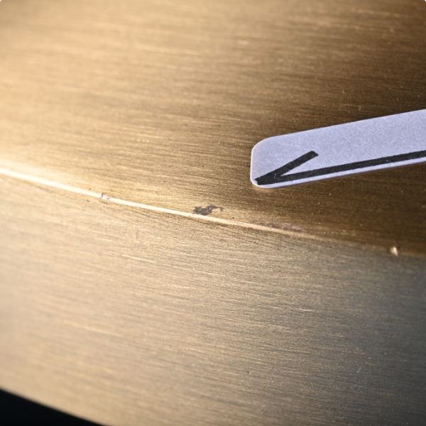 小さな打痕がある状態